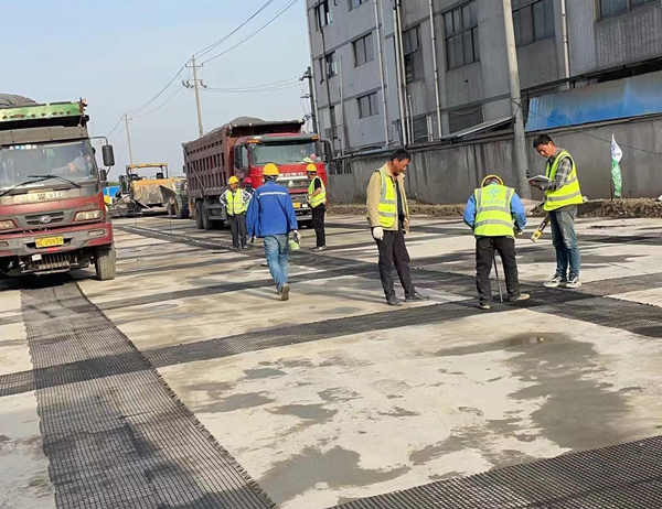 洛隆老材料的新故事：玻璃纤维土工格栅如何在‘白改黑’浪潮中重获新生？